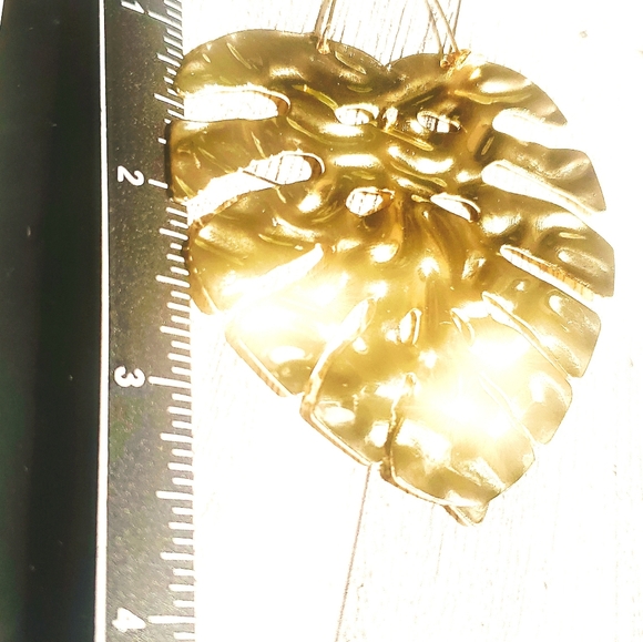 NEW Tabitha Brown FOR Target Gold Palm Leaf Earrings & FREE MAGAZINE - Picture 4 of 7